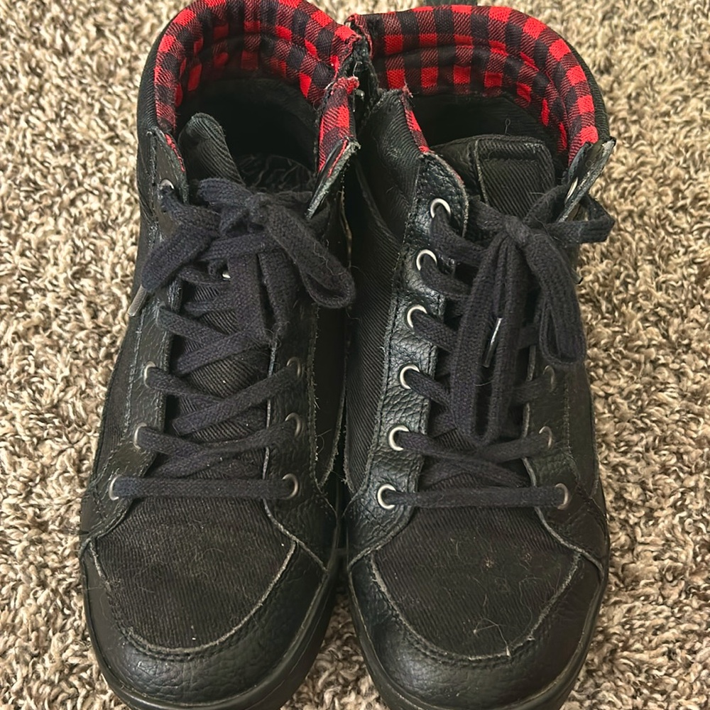 black and red platted work shoes